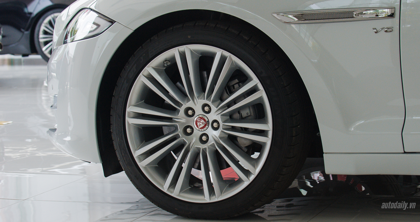 Ảnh chi tiết Jaguar XJL Portfolio 2016 tại Hà Nội jaguar XJL 2016 (23).jpg