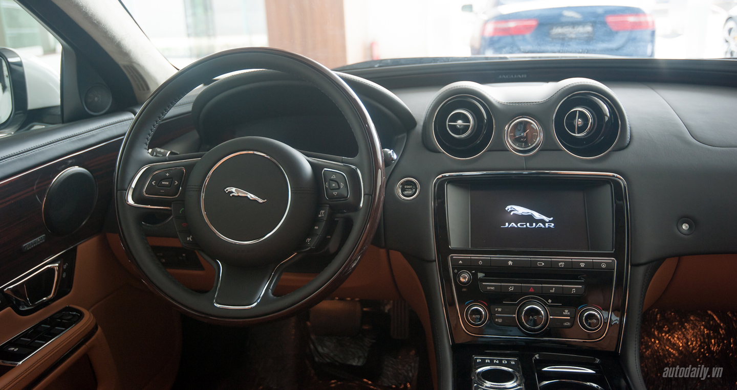 Ảnh chi tiết Jaguar XJL Portfolio 2016 tại Hà Nội jaguar XJL 2016 (3).jpg
