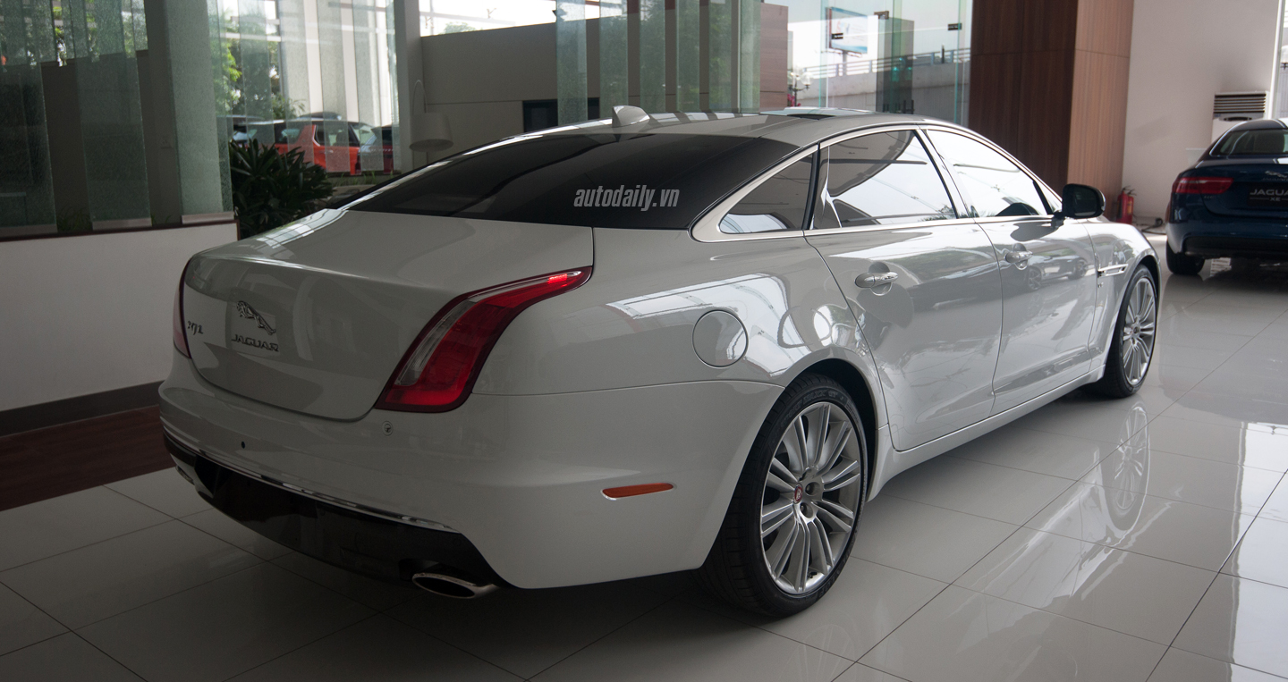 Ảnh chi tiết Jaguar XJL Portfolio 2016 tại Hà Nội jaguar XJL 2016 (33).jpg