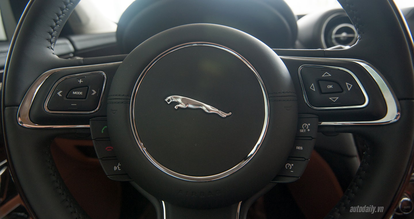 Ảnh chi tiết Jaguar XJL Portfolio 2016 tại Hà Nội jaguar XJL 2016 (5).jpg