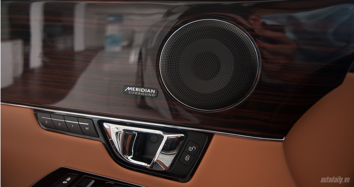 Ảnh chi tiết Jaguar XJL Portfolio 2016 tại Hà Nội jaguar XJL 2016 (6).jpg