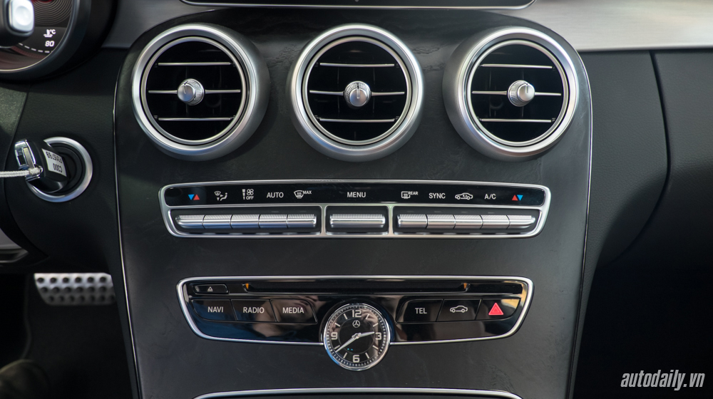 Chi tiết nội thất Mercedes-Benz C300 Coupe tại Việt Nam C300_Coupe (5).jpg