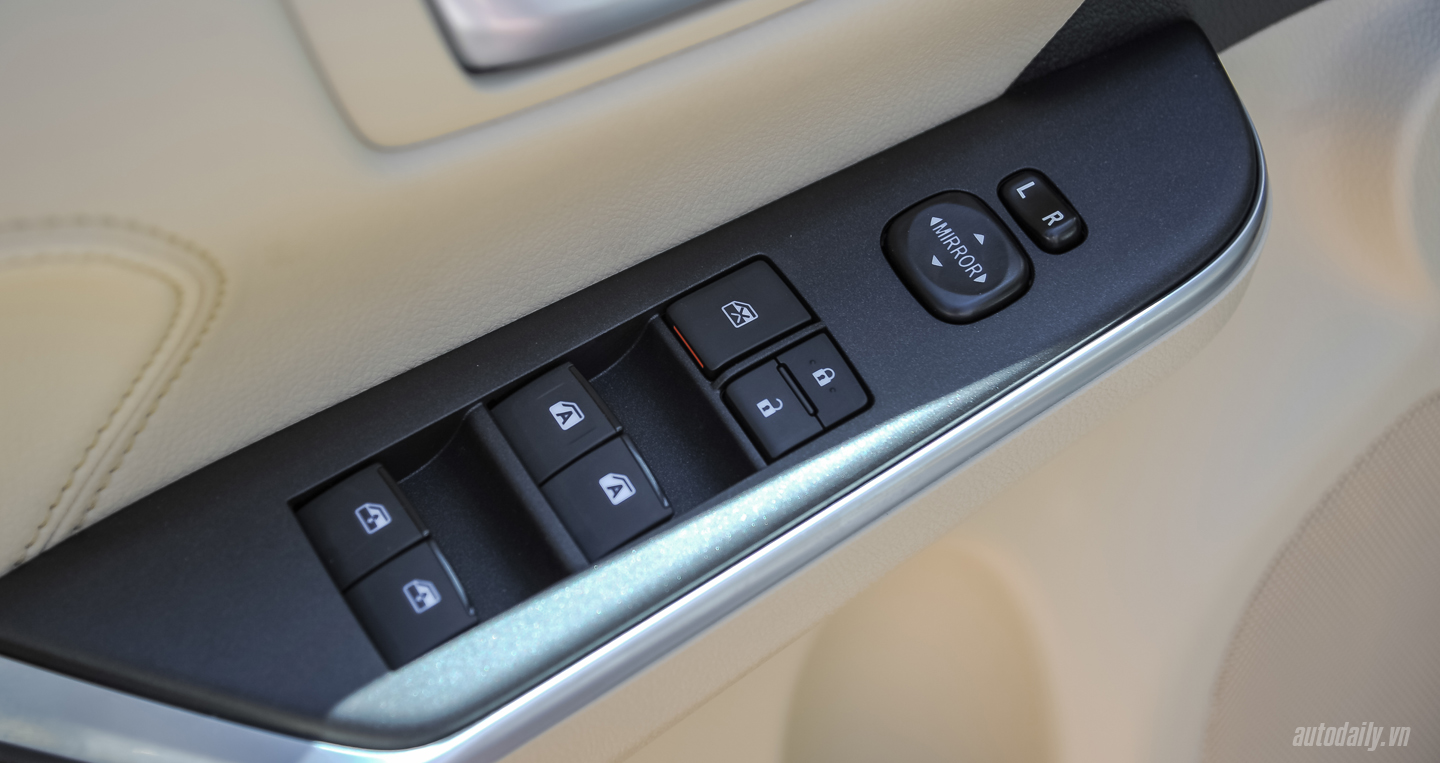 Ảnh chi tiết nội thất Toyota Camry XLE 2016 tại Hà Nội Toyota Camry XLE (12).jpg