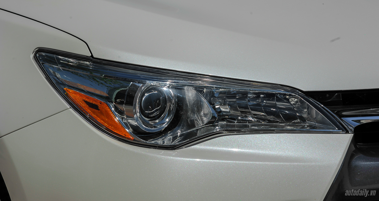 Ảnh chi tiết ngoại thất Toyota Camry XLE 2016 tại Hà Nội Toyota Camry XLE (18).jpg