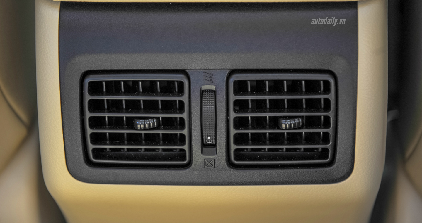 Ảnh chi tiết nội thất Toyota Camry XLE 2016 tại Hà Nội Toyota Camry XLE (2).JPG