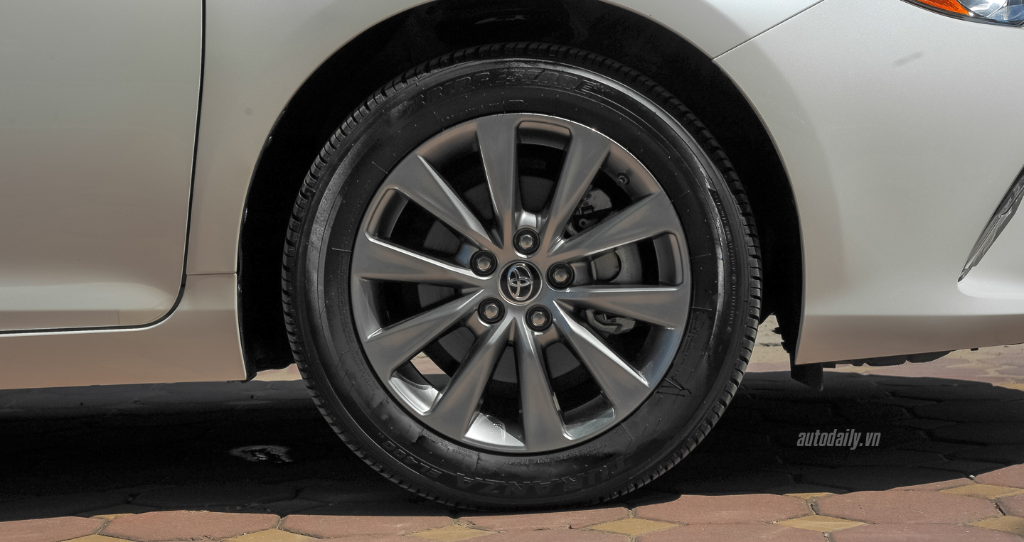 Ảnh chi tiết ngoại thất Toyota Camry XLE 2016 tại Hà Nội Toyota Camry XLE (20).JPG