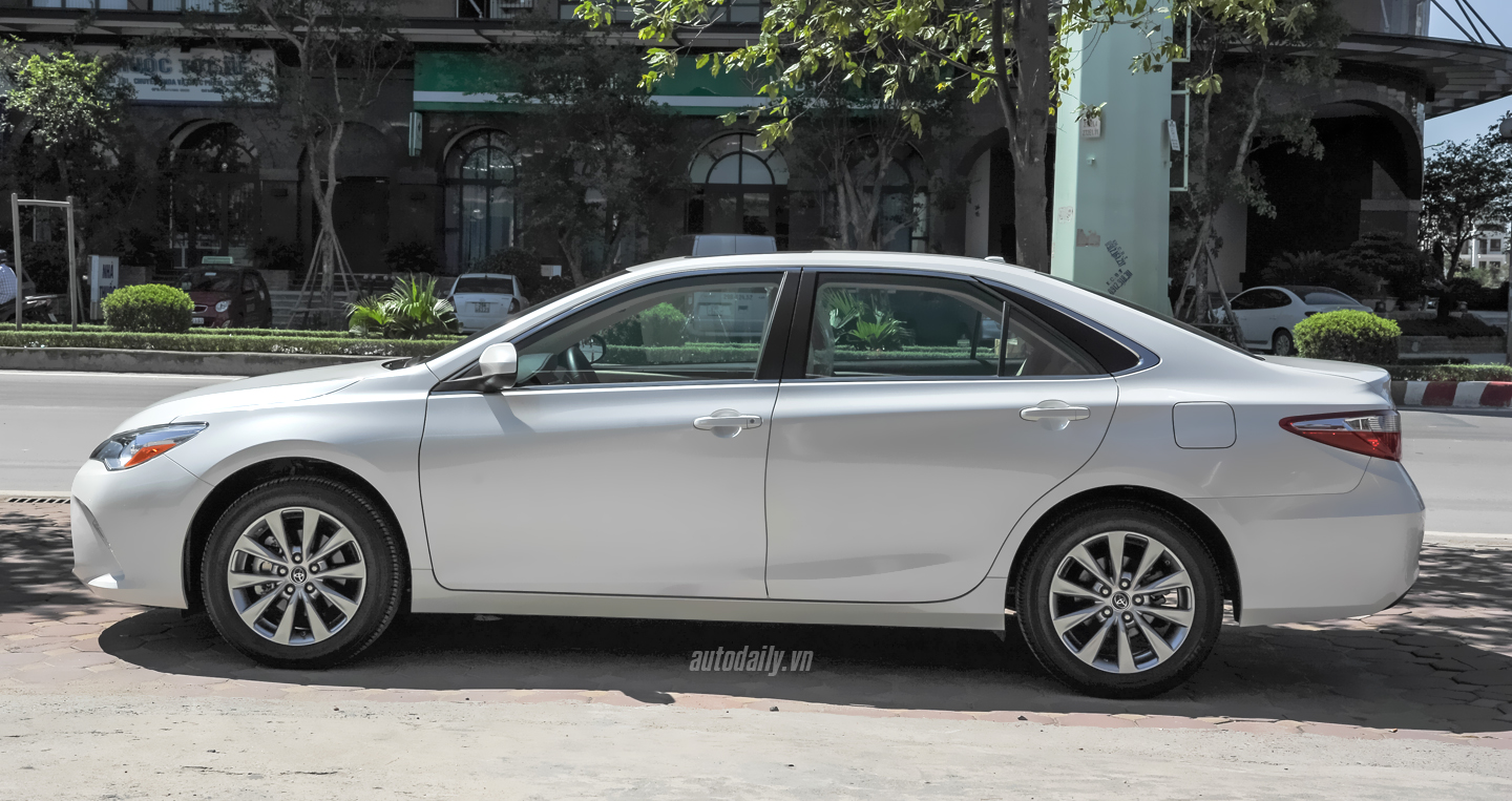 Ảnh chi tiết ngoại thất Toyota Camry XLE 2016 tại Hà Nội Toyota Camry XLE (21).jpg