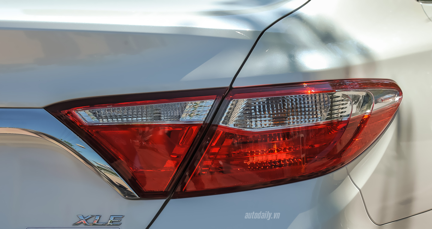Ảnh chi tiết ngoại thất Toyota Camry XLE 2016 tại Hà Nội Toyota Camry XLE (23).jpg