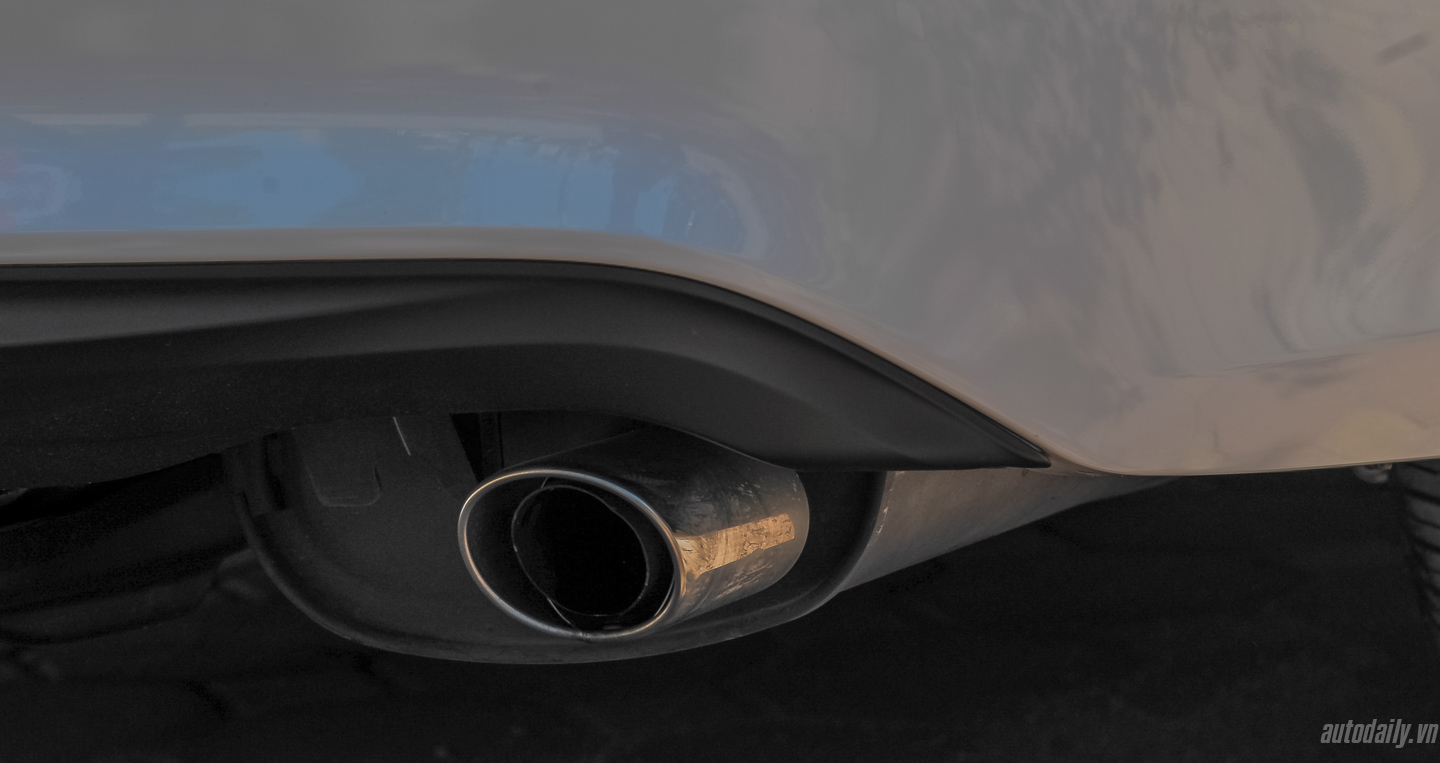 Ảnh chi tiết ngoại thất Toyota Camry XLE 2016 tại Hà Nội Toyota Camry XLE (25).jpg