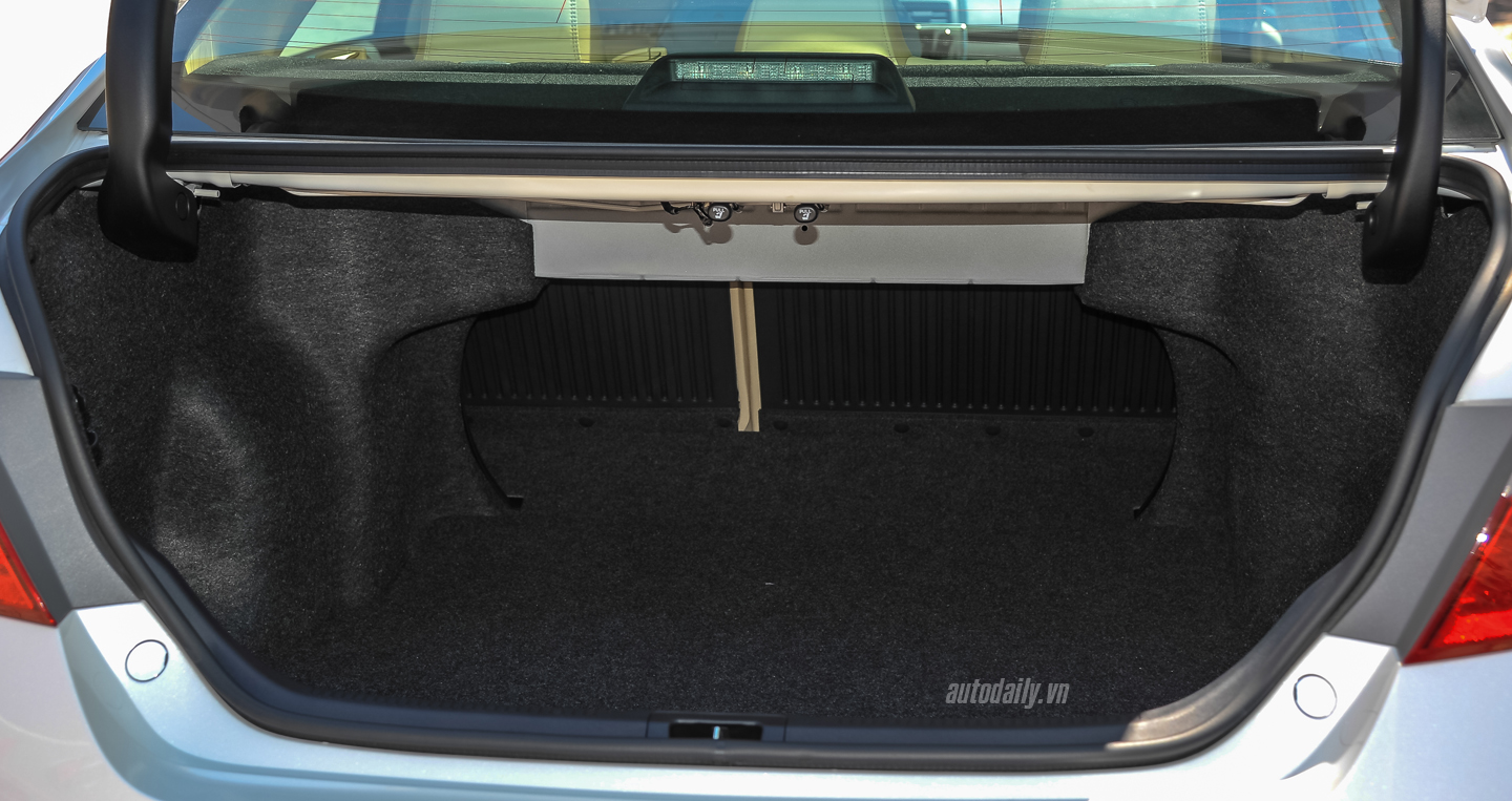 Ảnh chi tiết ngoại thất Toyota Camry XLE 2016 tại Hà Nội Toyota Camry XLE (3).JPG