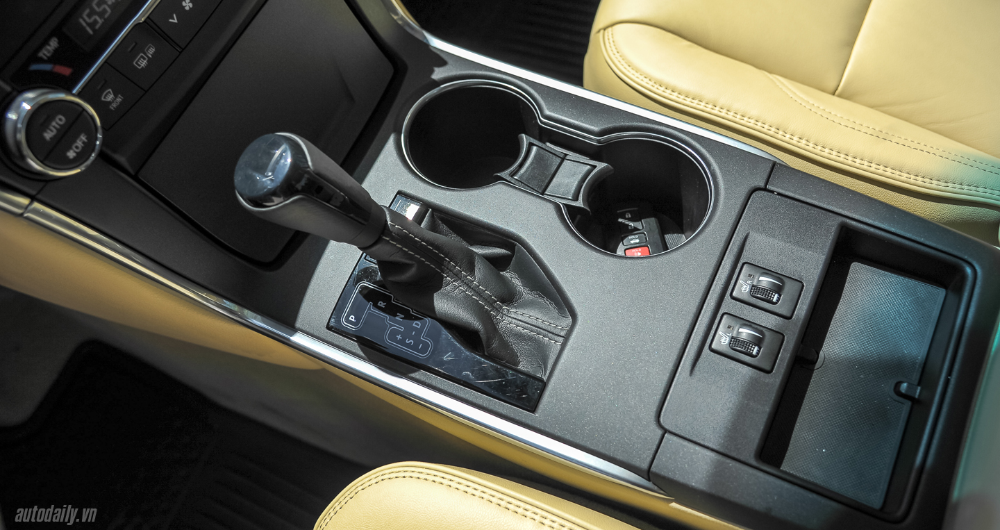 Ảnh chi tiết nội thất Toyota Camry XLE 2016 tại Hà Nội Toyota Camry XLE (7).jpg