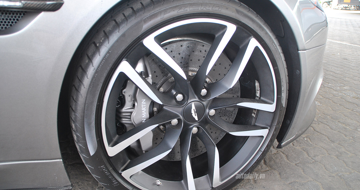 Ảnh chi tiết Aston Martin Vanquish 2015 thứ 4 tại Việt Nam aston-martin-vanquish (4).jpg
