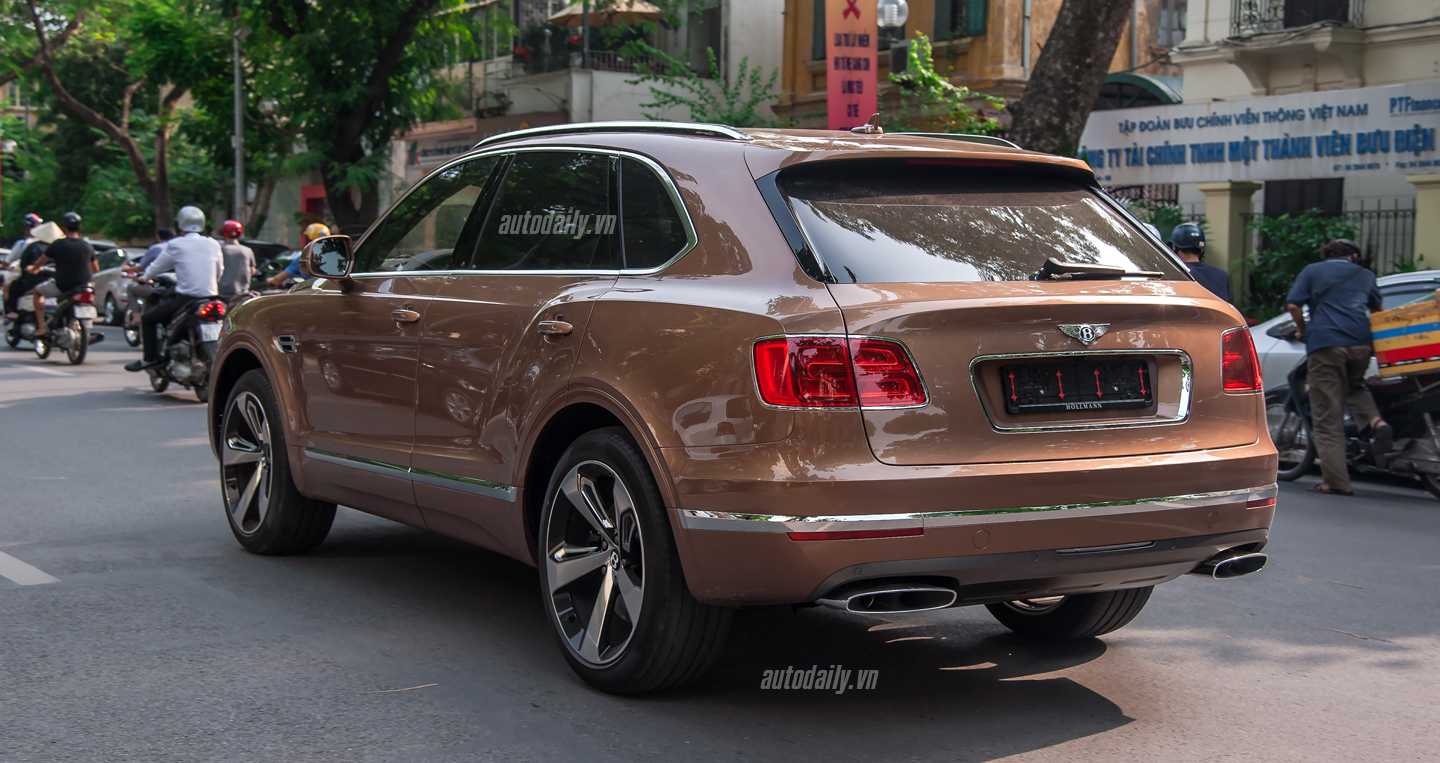Ảnh Bentley Bentayga lăn bánh trên phố Hà Nội Bentley Bentayga (11).JPG