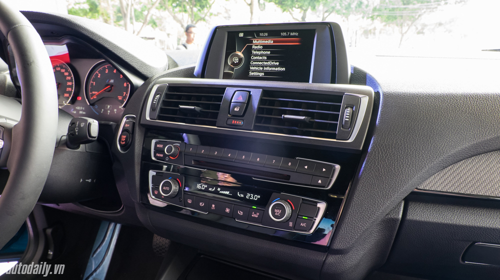 Ảnh chi tiết nội thất BMW M2 Coupe NHON8557.jpg