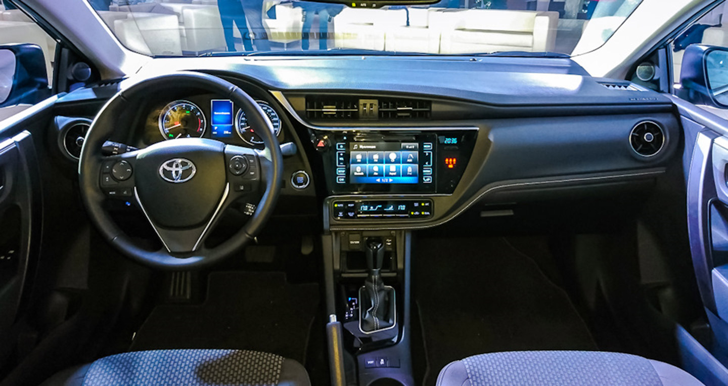 2016-Toyota-Corolla-facelift-dashboard-Live-Images.jpg