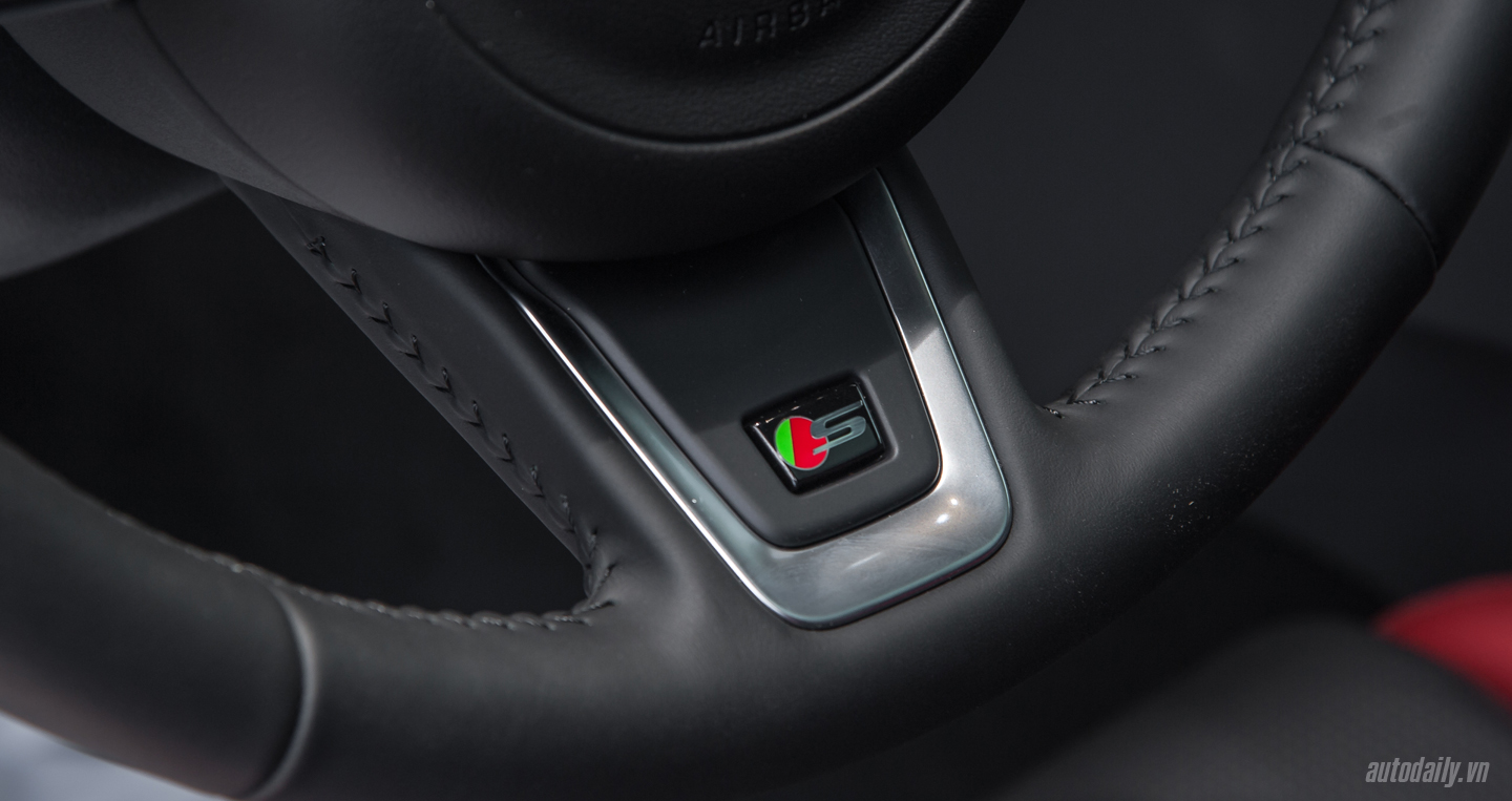 Ảnh chi tiết Jaguar XE S đầu tiên tại Việt Nam Jaguar XE S (12).JPG