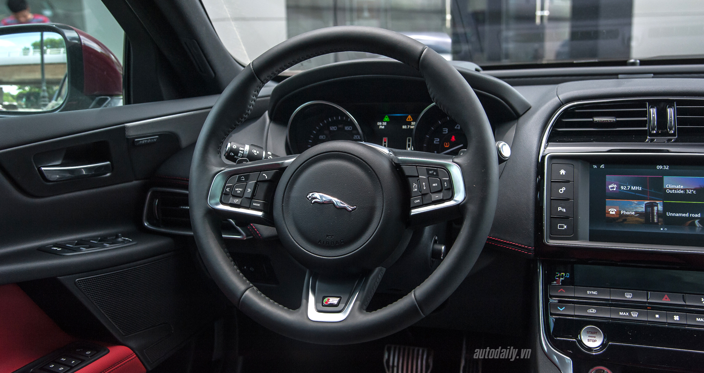 Ảnh chi tiết Jaguar XE S đầu tiên tại Việt Nam Jaguar XE S (6).jpg