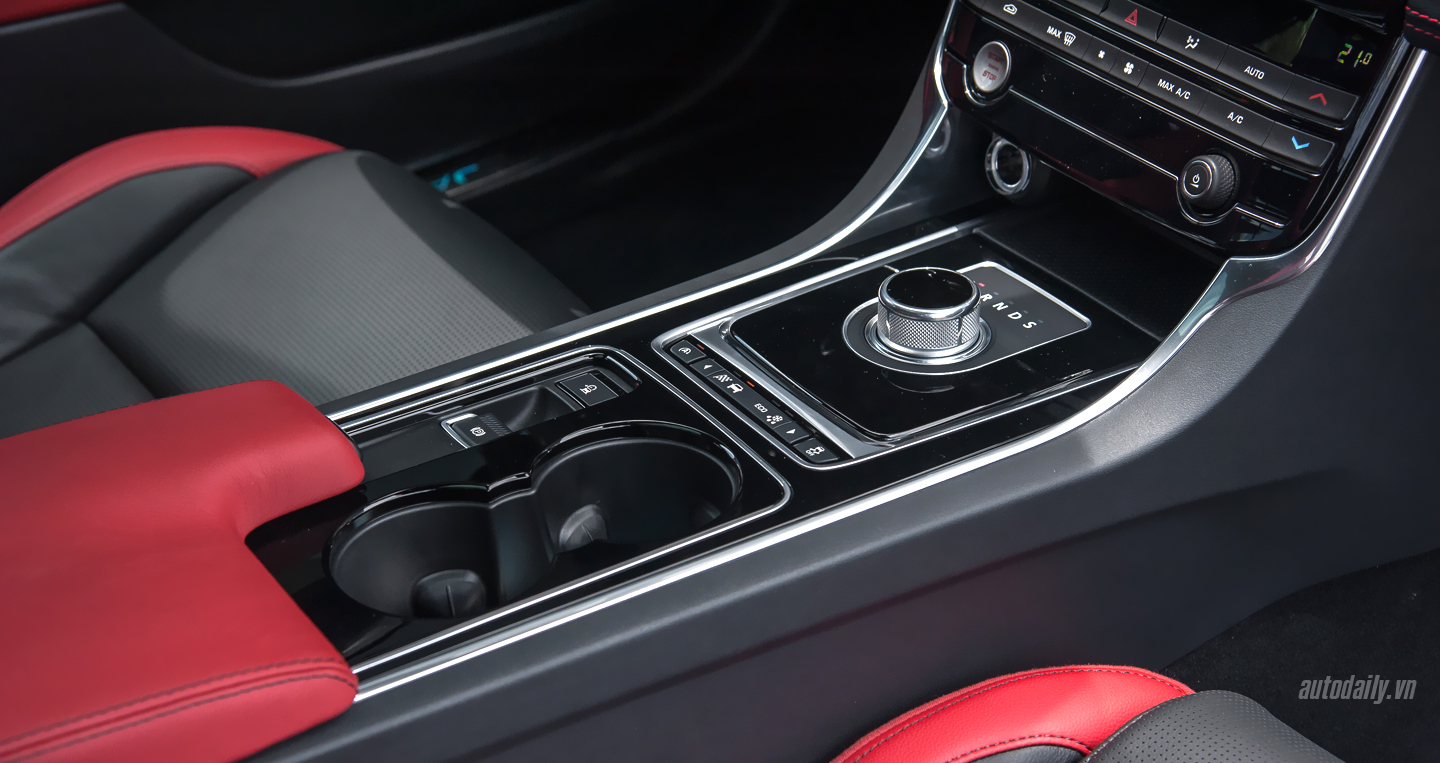 Ảnh chi tiết Jaguar XE S đầu tiên tại Việt Nam Jaguar XE S (9).JPG