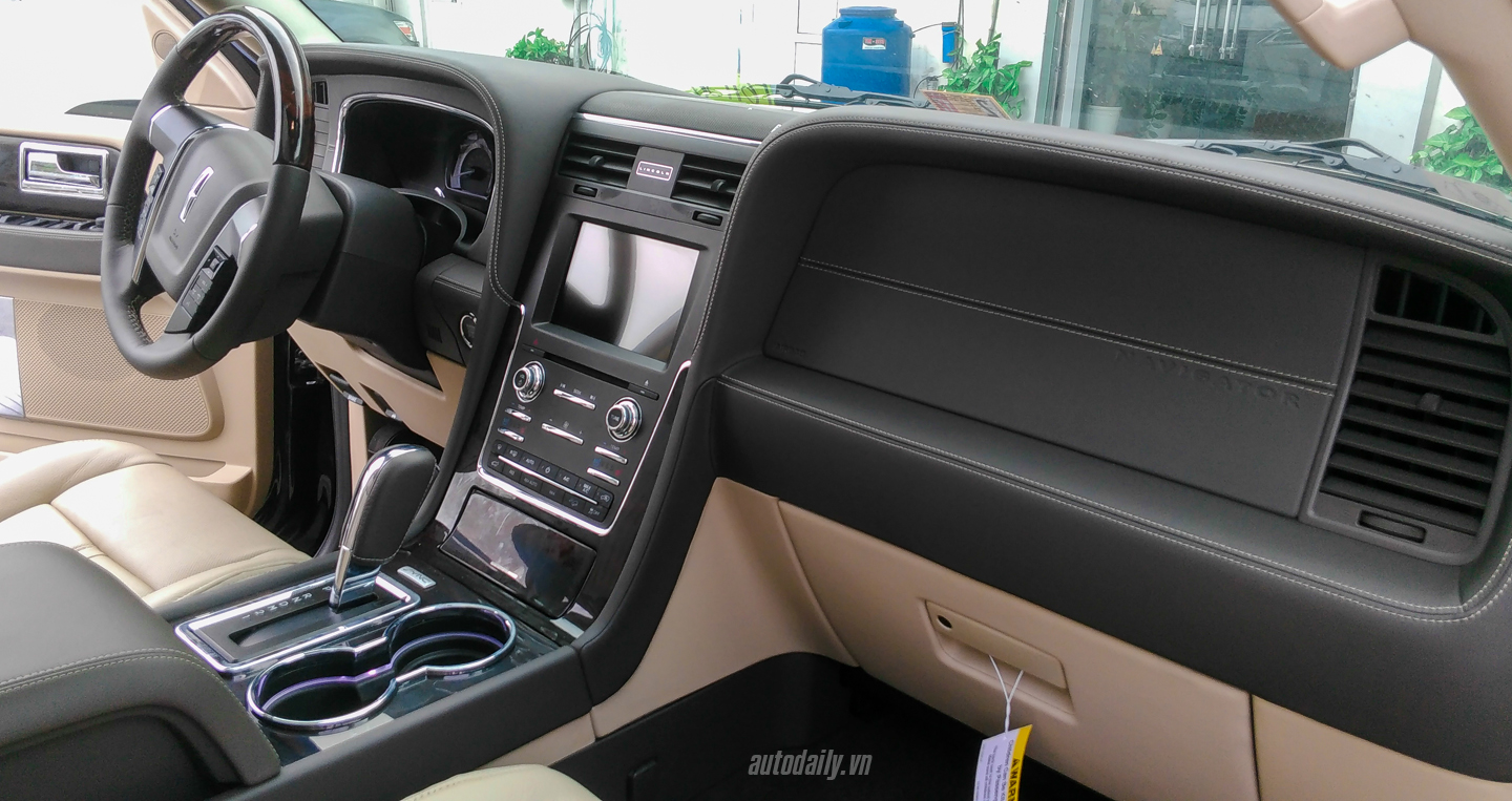 Ảnh chi tiết Lincoln Navigator L 2015 đầu tiên tại Việt Nam Lincoln Navigator (5).jpg
