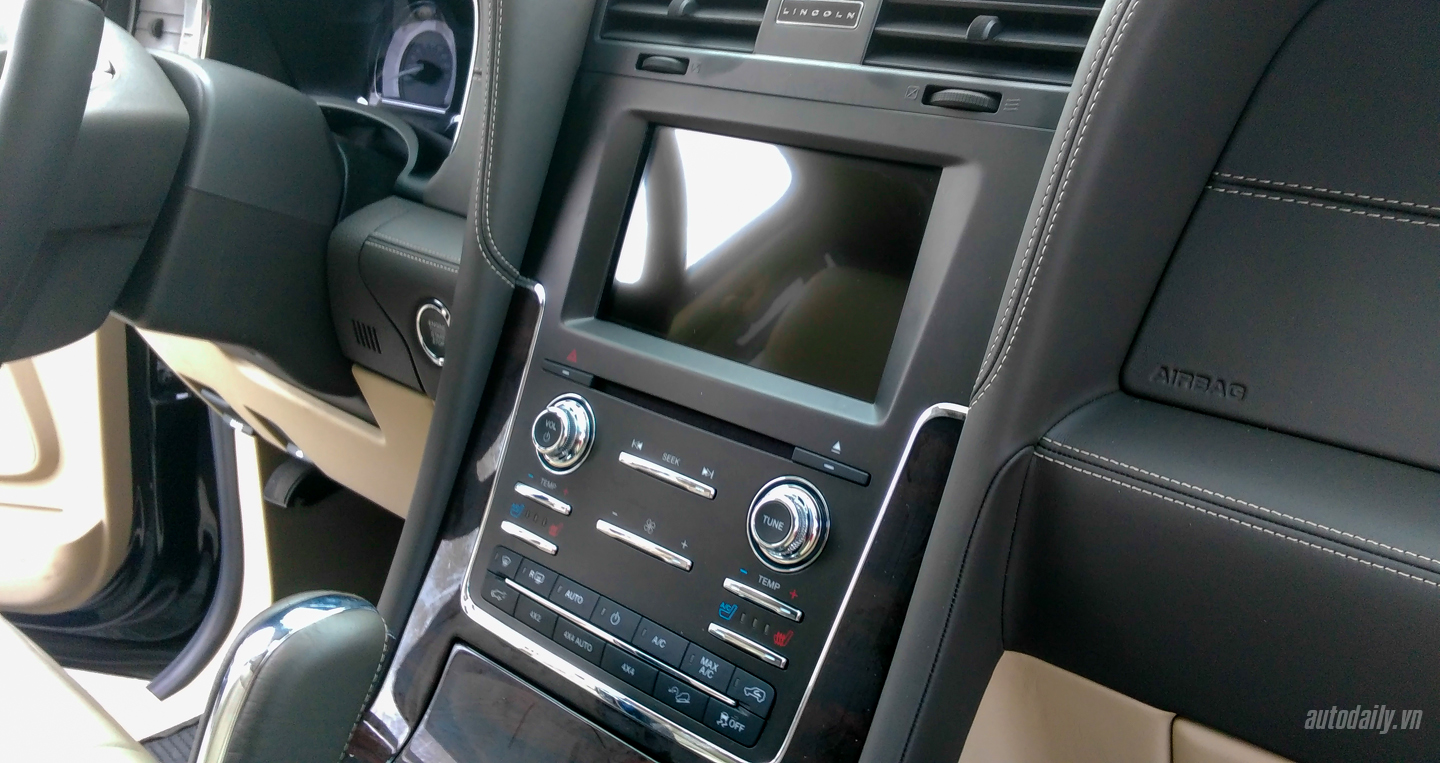 Ảnh chi tiết Lincoln Navigator L 2015 đầu tiên tại Việt Nam Lincoln Navigator (6).jpg
