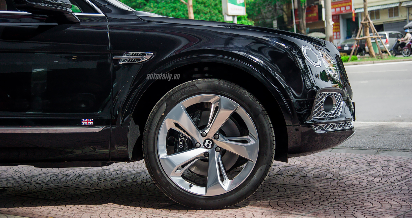 Ảnh chi tiết ngoại thất Bentley Bentayga tại Việt Nam Bentley Bentayga (1).jpg