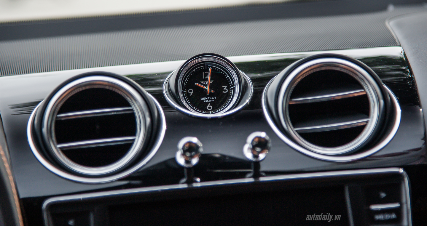 Ảnh chi tiết nội thất Bentley Bentayga tại Việt Nam Bentley Bentayga (10).jpg