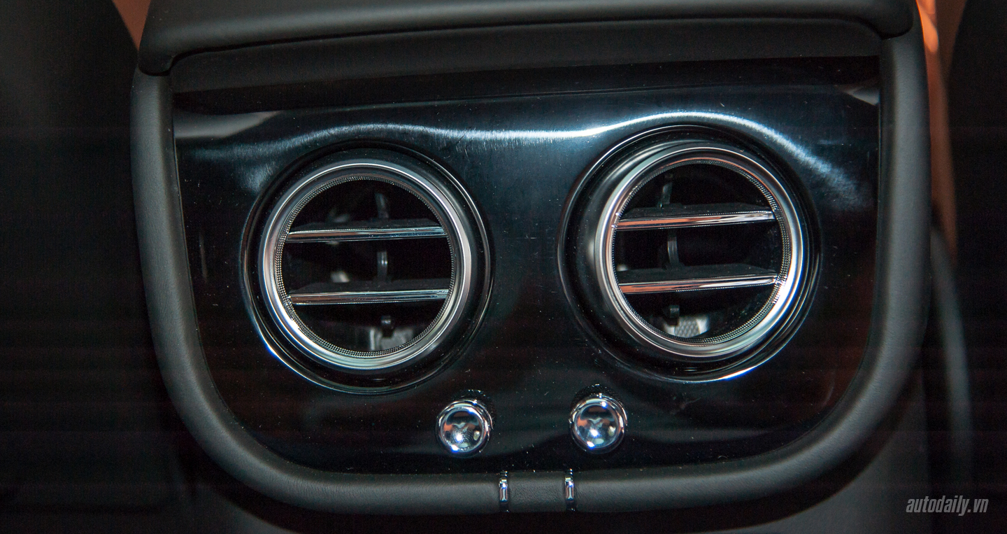 Ảnh chi tiết nội thất Bentley Bentayga tại Việt Nam Bentley Bentayga (13).JPG