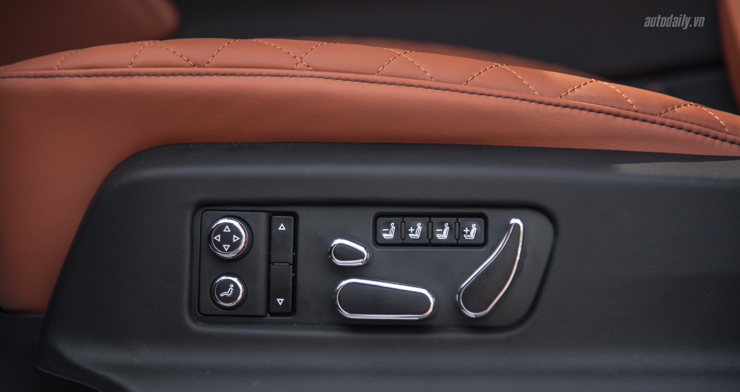 Ảnh chi tiết nội thất Bentley Bentayga tại Việt Nam Bentley Bentayga (17).JPG