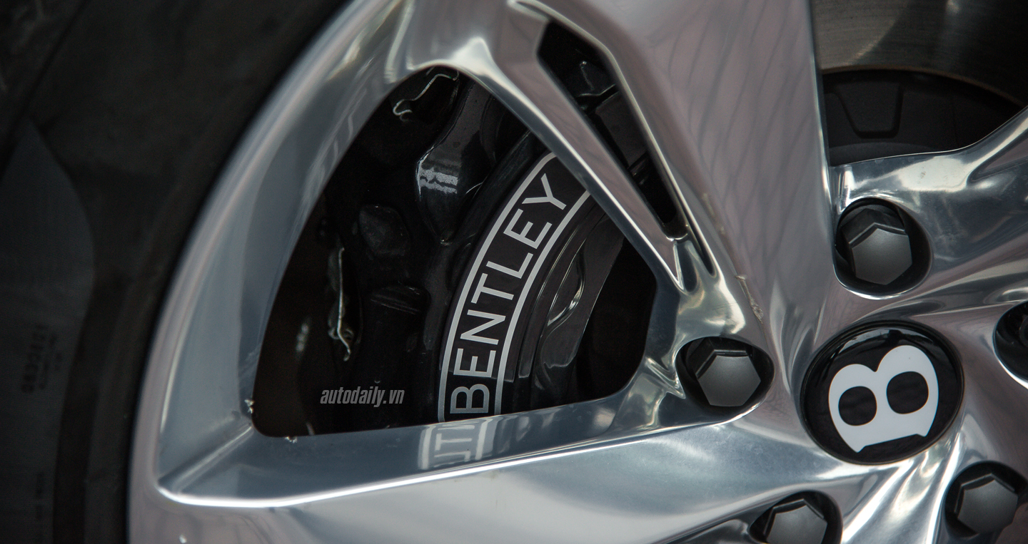 Ảnh chi tiết ngoại thất Bentley Bentayga tại Việt Nam Bentley Bentayga (24).JPG