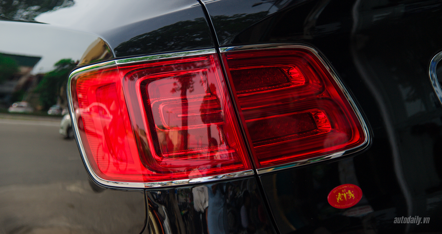 Ảnh chi tiết ngoại thất Bentley Bentayga tại Việt Nam Bentley Bentayga (34).JPG