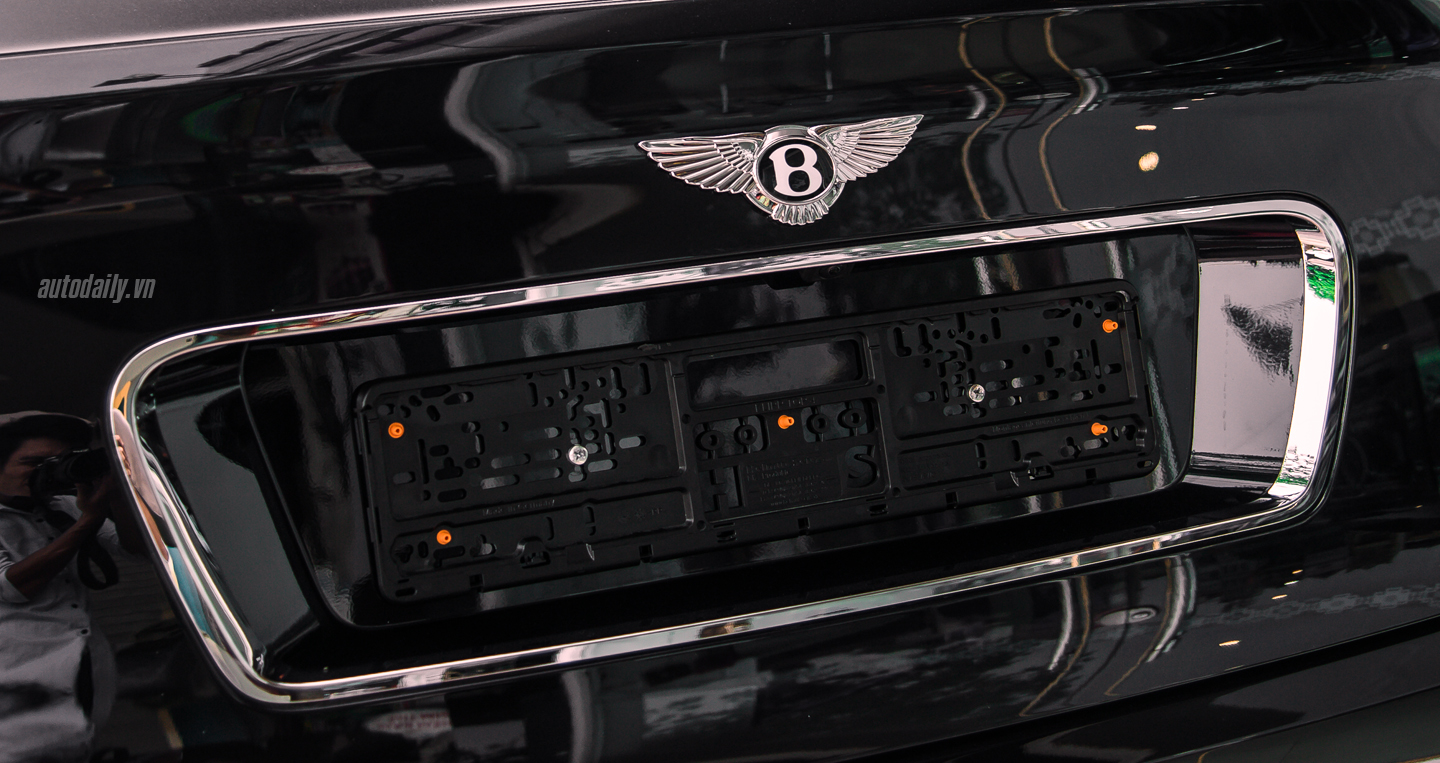 Ảnh chi tiết ngoại thất Bentley Bentayga tại Việt Nam Bentley Bentayga (36).JPG