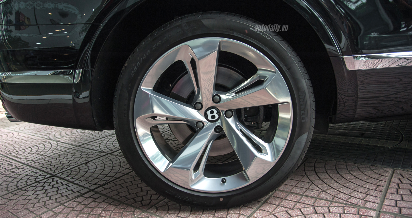 Ảnh chi tiết ngoại thất Bentley Bentayga tại Việt Nam Bentley Bentayga (37).JPG