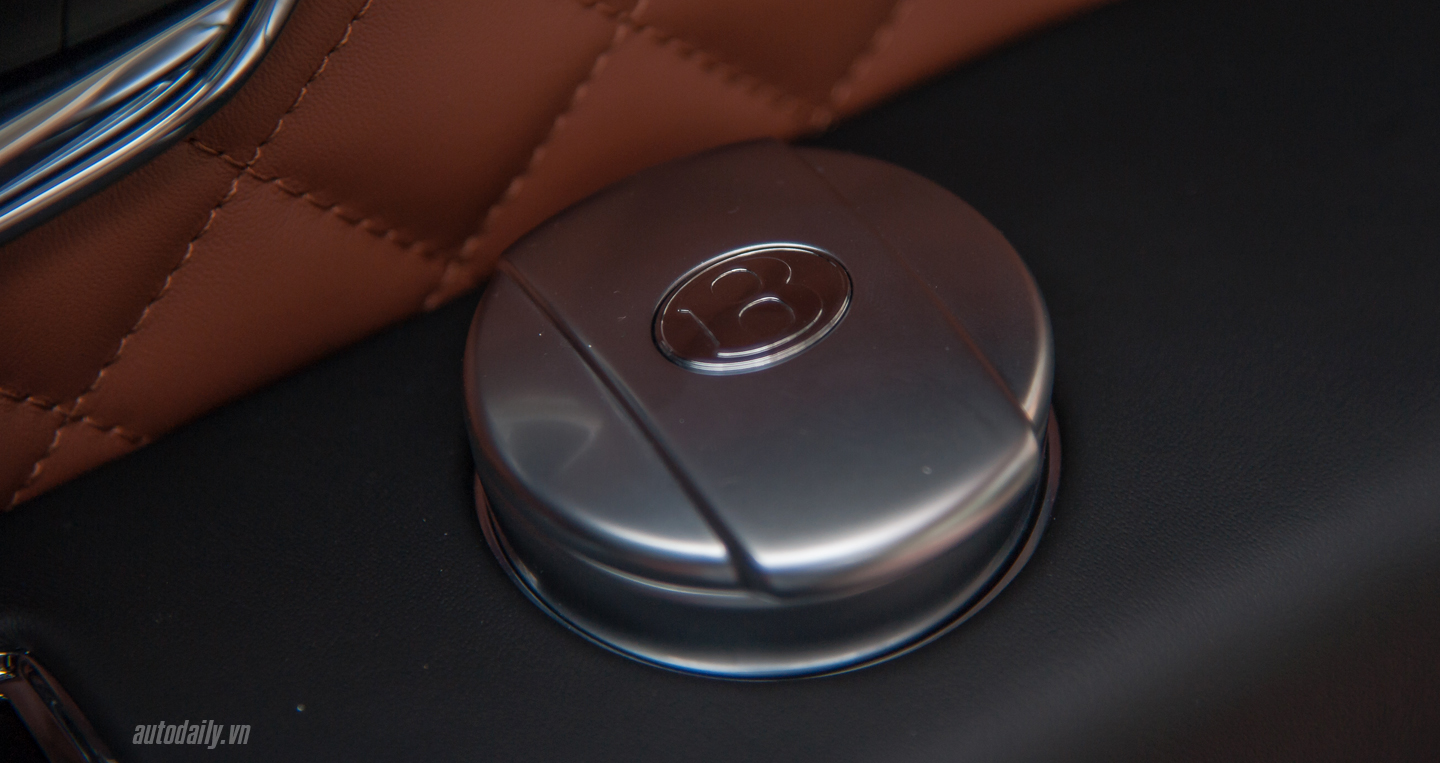 Ảnh chi tiết nội thất Bentley Bentayga tại Việt Nam Bentley Bentayga (8).JPG