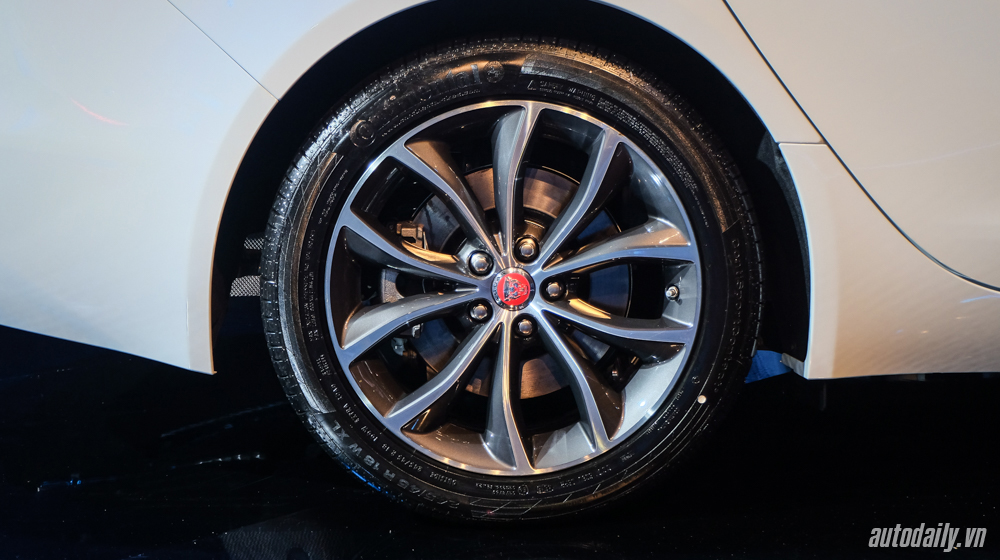 Ảnh chi tiết ngoại thất Jaguar XF thế hệ mới Jaguar XF (5).jpg