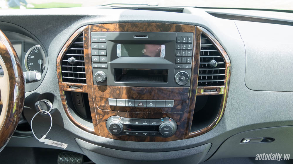 Mercedes-Benz Vito Tourer 121 bọc da và ốp gỗ nội thất Vito (24).jpg
