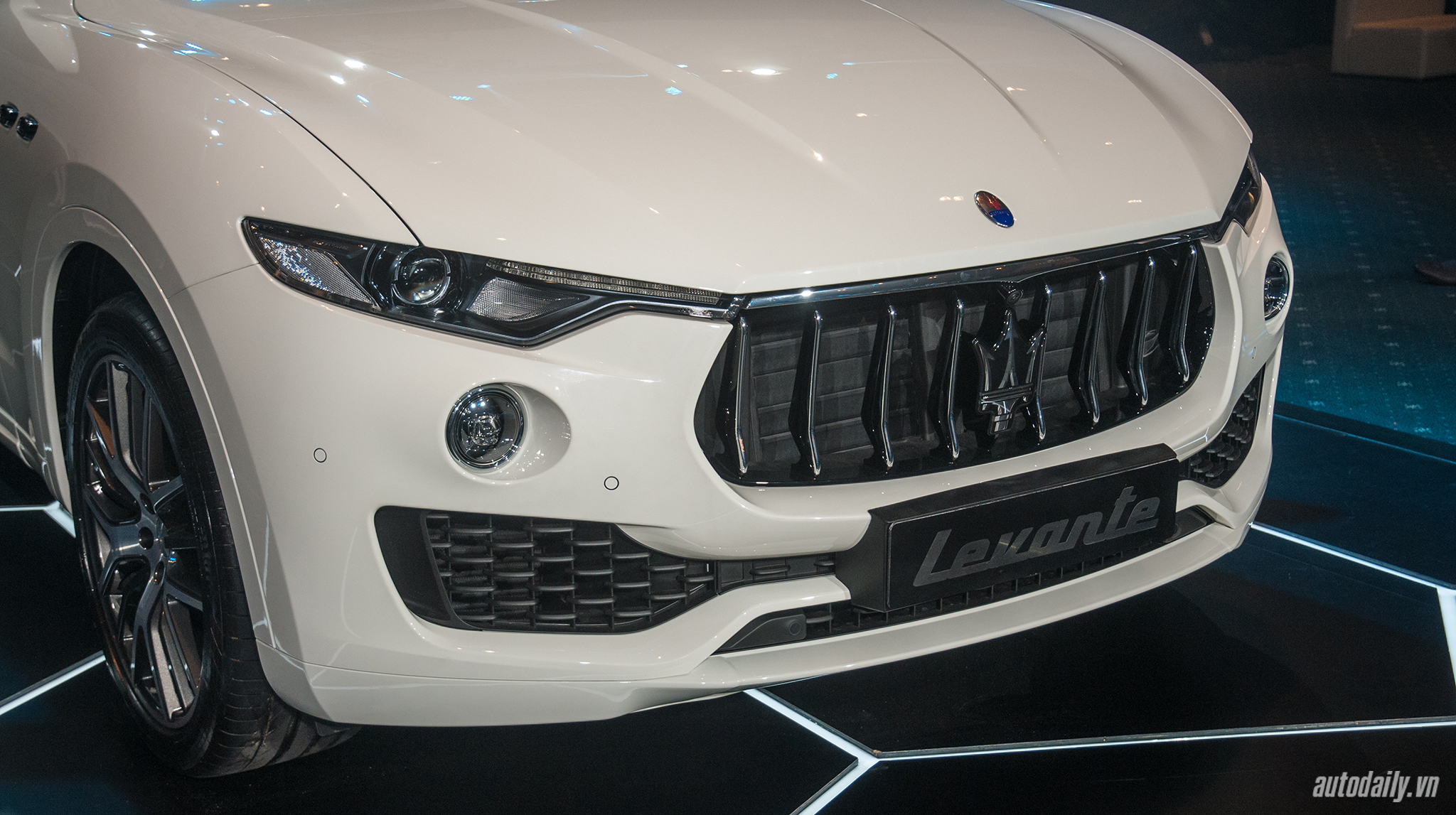Ảnh chi tiết ngoại thất Maserati Levante tại Việt Nam ngoai that Maserati Levante (26).jpg