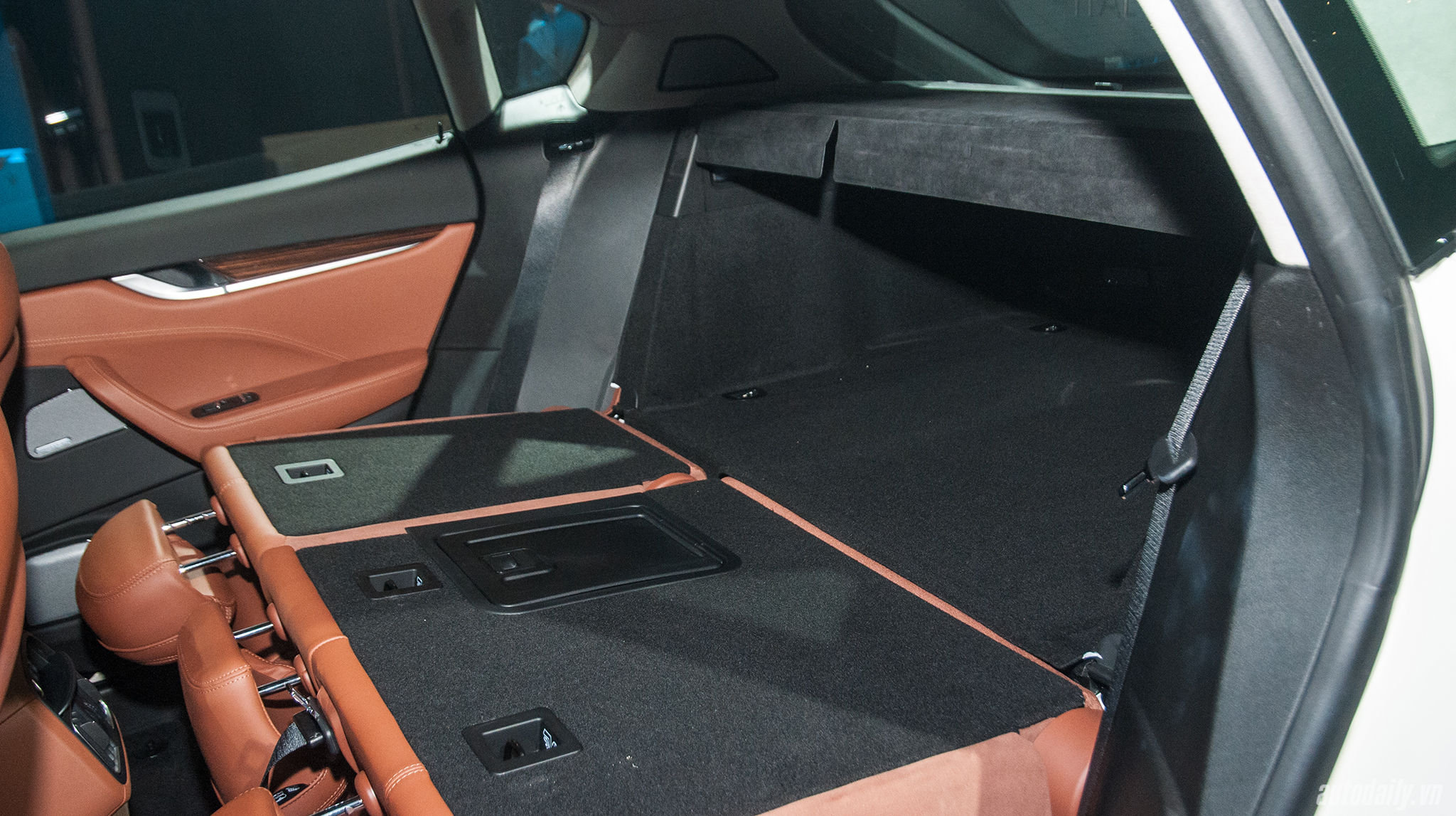 Ảnh chi tiết nội thất Maserati Levante tại Việt Nam noi that Maserati Levante (13).jpg