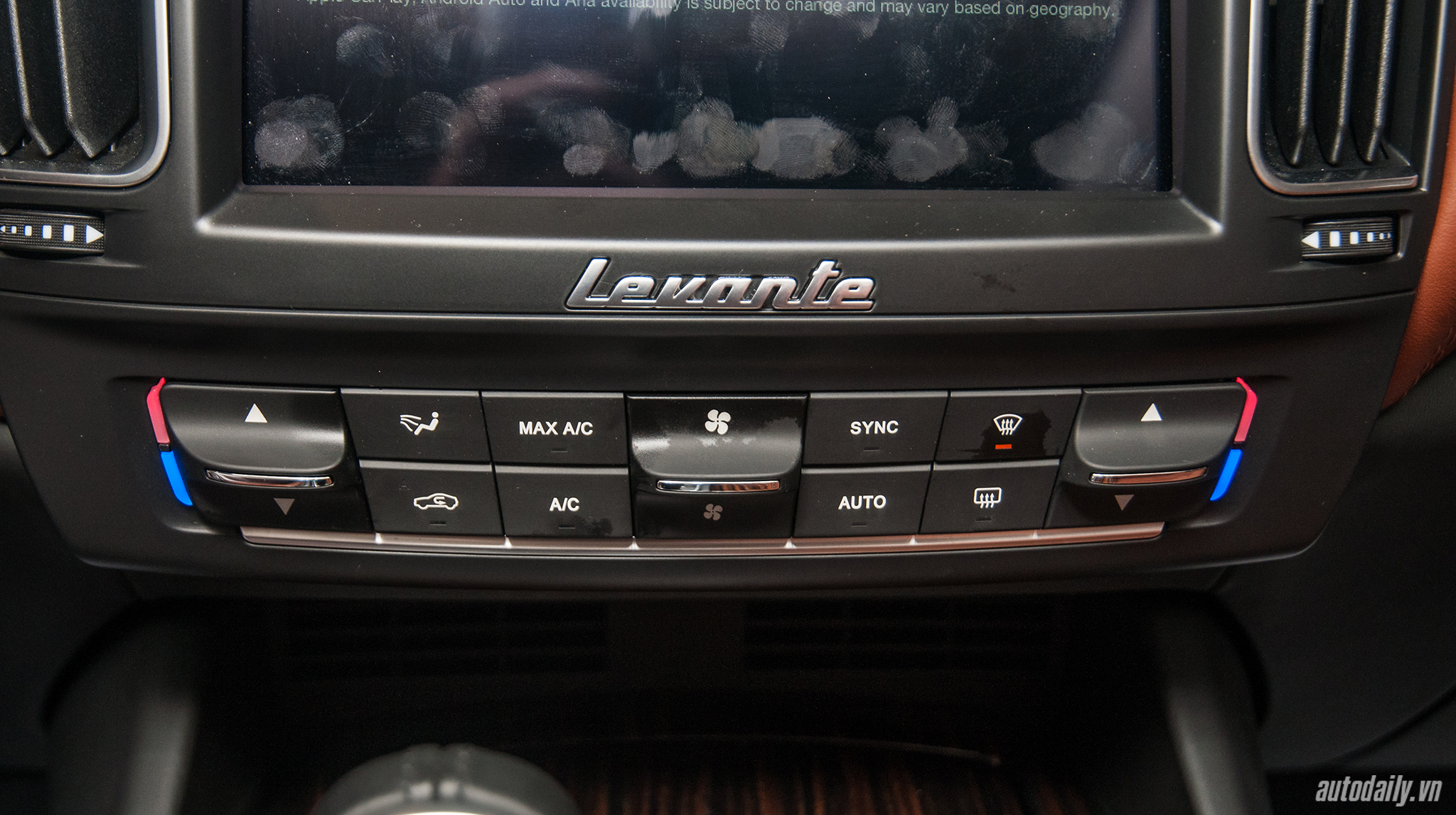 Ảnh chi tiết nội thất Maserati Levante tại Việt Nam noi that Maserati Levante (25).jpg