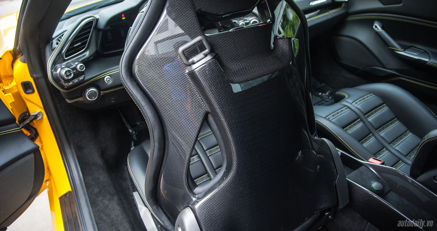 Ảnh chi tiết Ferrari 488 GTB màu vàng đầu tiên tại Hà Nội Ferrari 488 GTB Autodaily (35).JPG