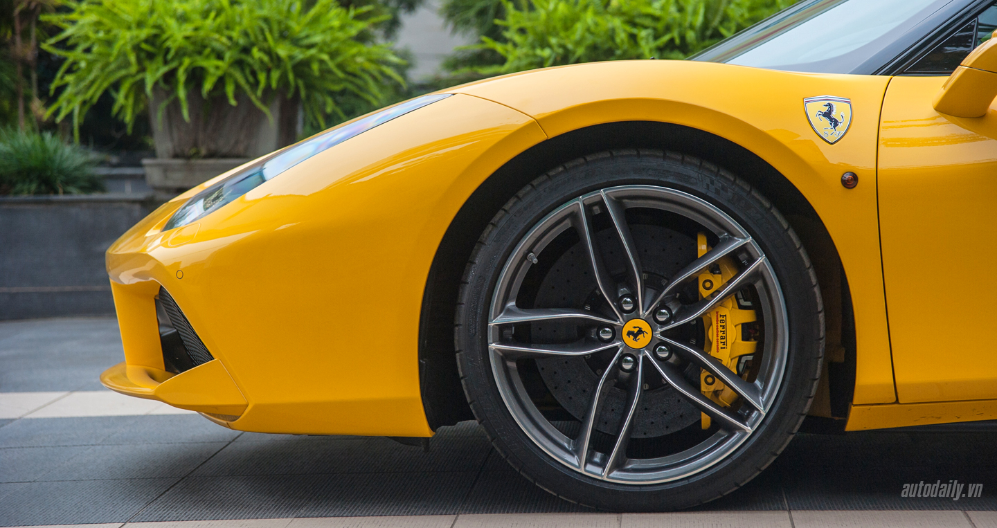 Ảnh chi tiết Ferrari 488 GTB màu vàng đầu tiên tại Hà Nội Ferrari 488 GTB Autodaily (5).jpg