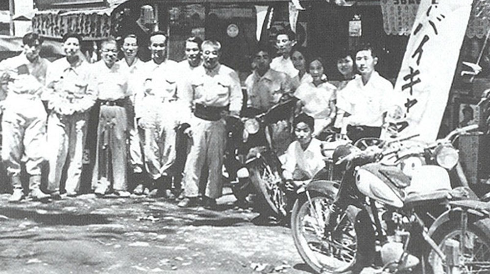 Chiếc xe máy đầu tiên của Yamaha ra đời khi nào? yamaha-ya-1-1.jpg
