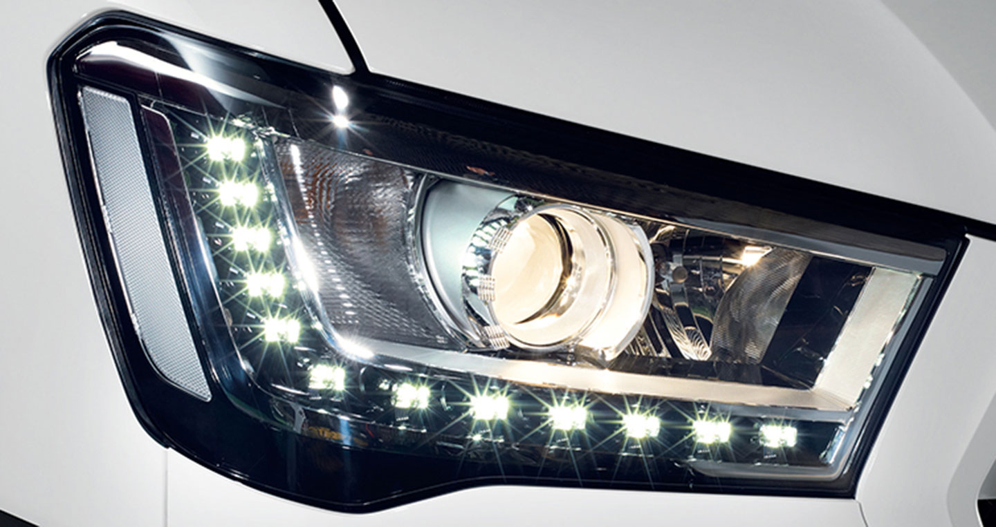 Ảnh chi tiết xe 16 chỗ Hyundai Solati 2-den-pha-projector.jpg