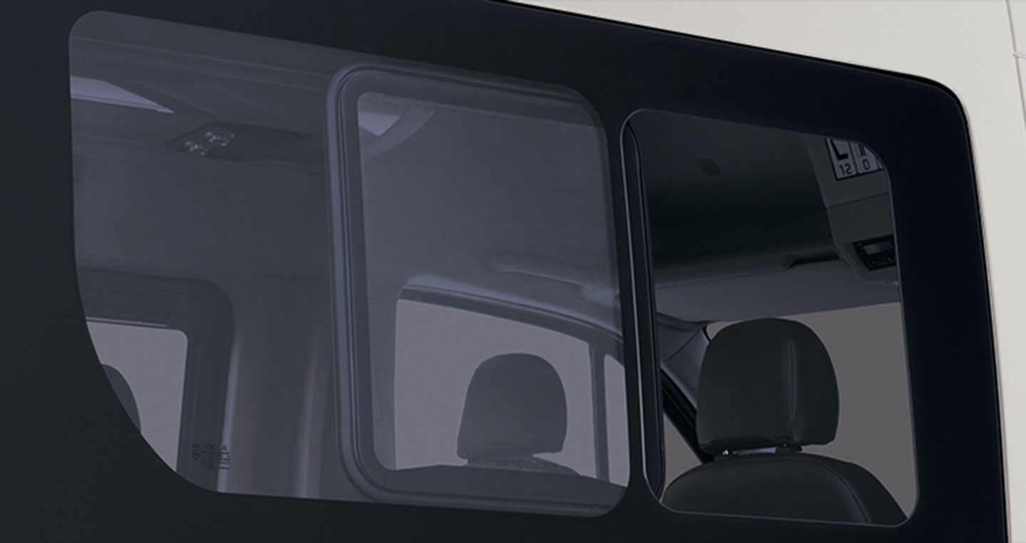 Ảnh chi tiết xe 16 chỗ Hyundai Solati 6-kinh-khoang-hanh-khach.jpg