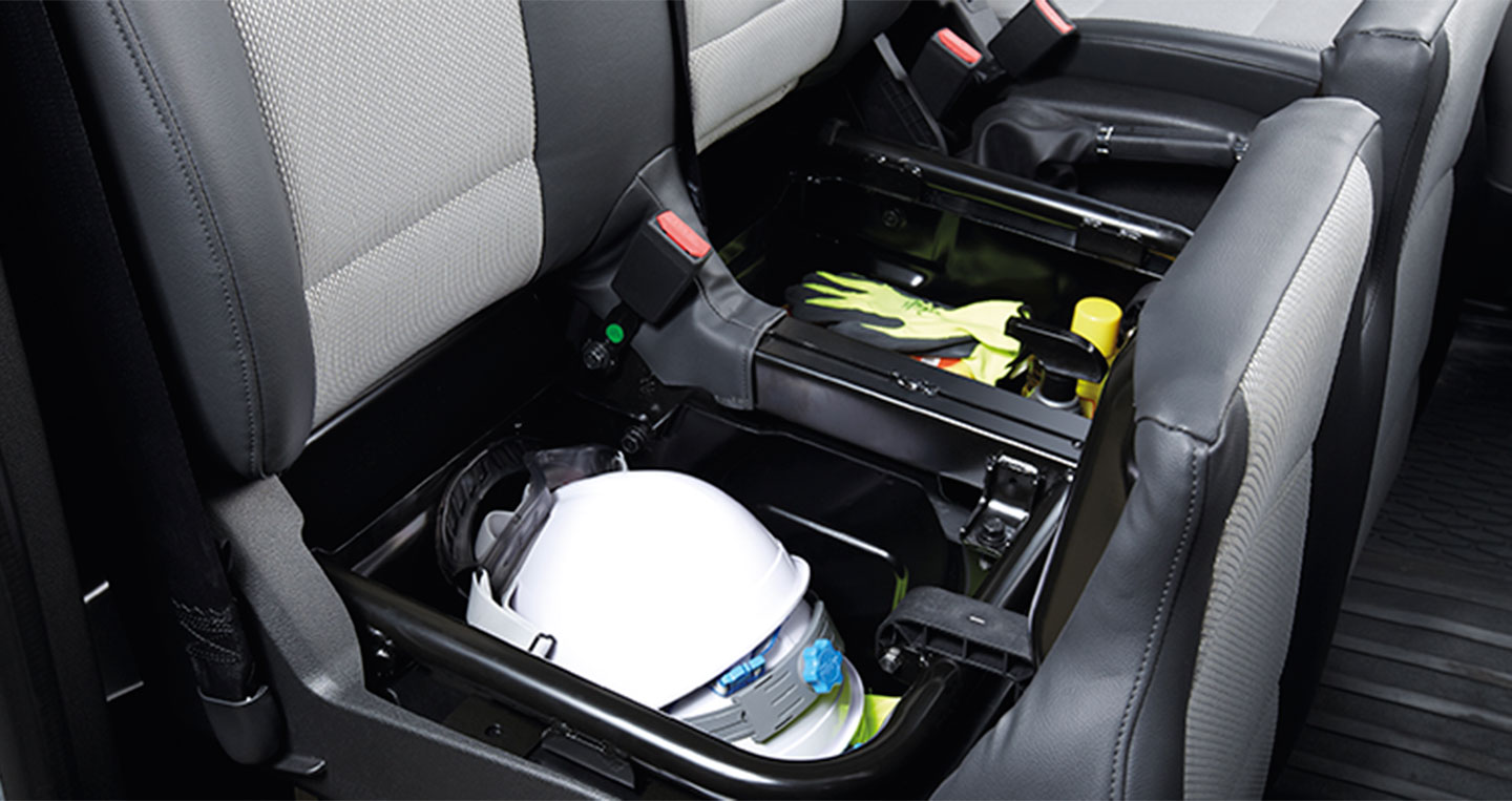 Ảnh chi tiết xe 16 chỗ Hyundai Solati 8-ngan-chua-do.jpg