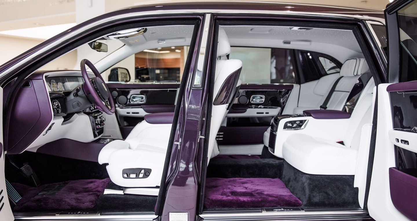 Không gian nội thất sang trọng: Rolls-Royce Privacy Suite nội thất là một thành tựu ngoạn mục của Rolls-Royce. Với công nghệ tiên tiến nhất và vật liệu chất lượng cao, không gian nội thất này mang lại sự sang trọng và tiện nghi cho người sử dụng. Hãy xem hình ảnh để cảm nhận được sự tinh tế trong từng chi tiết!