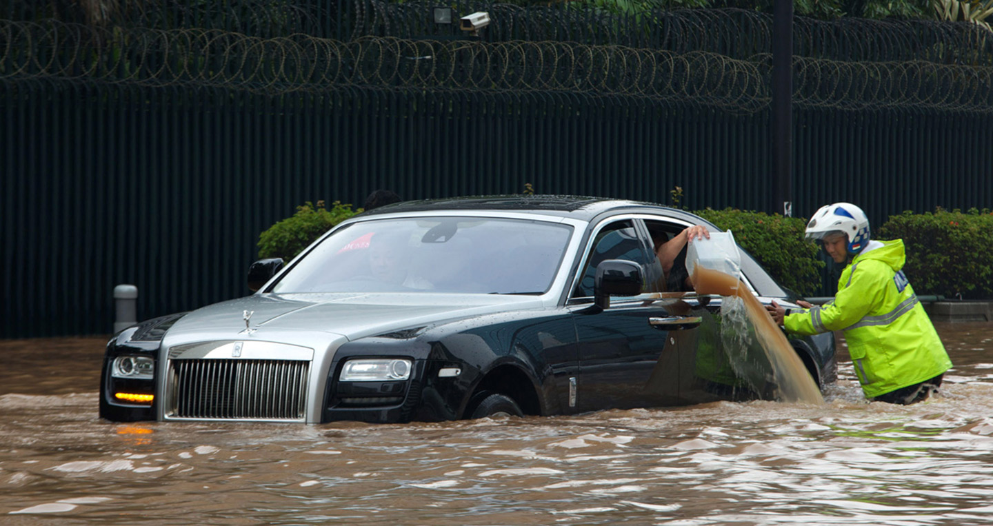 Why is hydrolock extremely dangerous for car engines? 001-rolls-royce-ghost-flooded.jpg