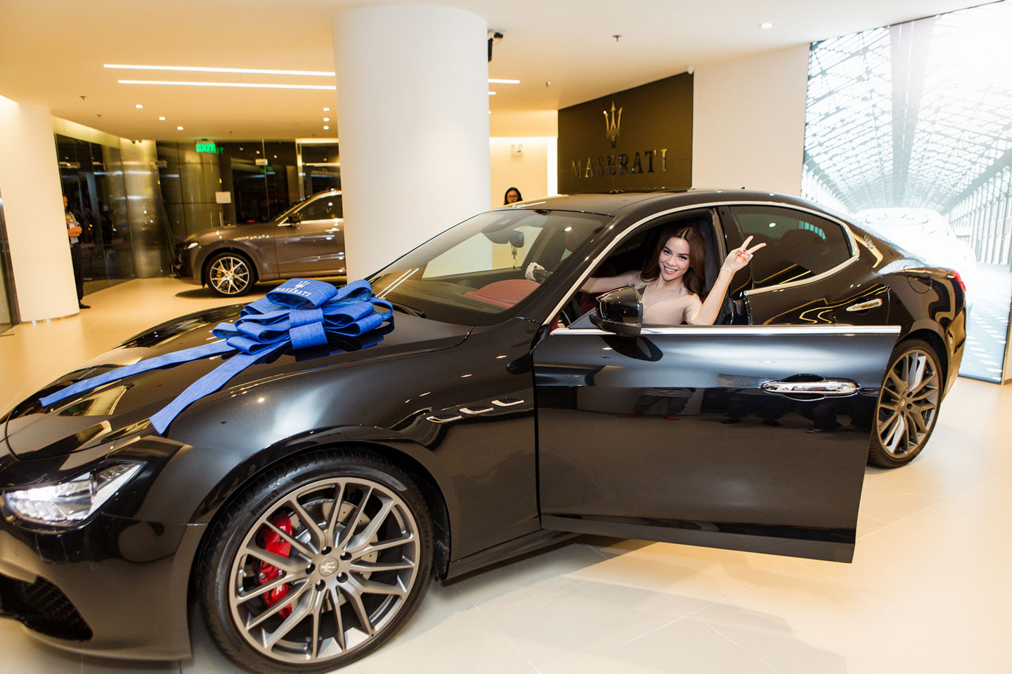 Ảnh Hồ Ngọc Hà bên 