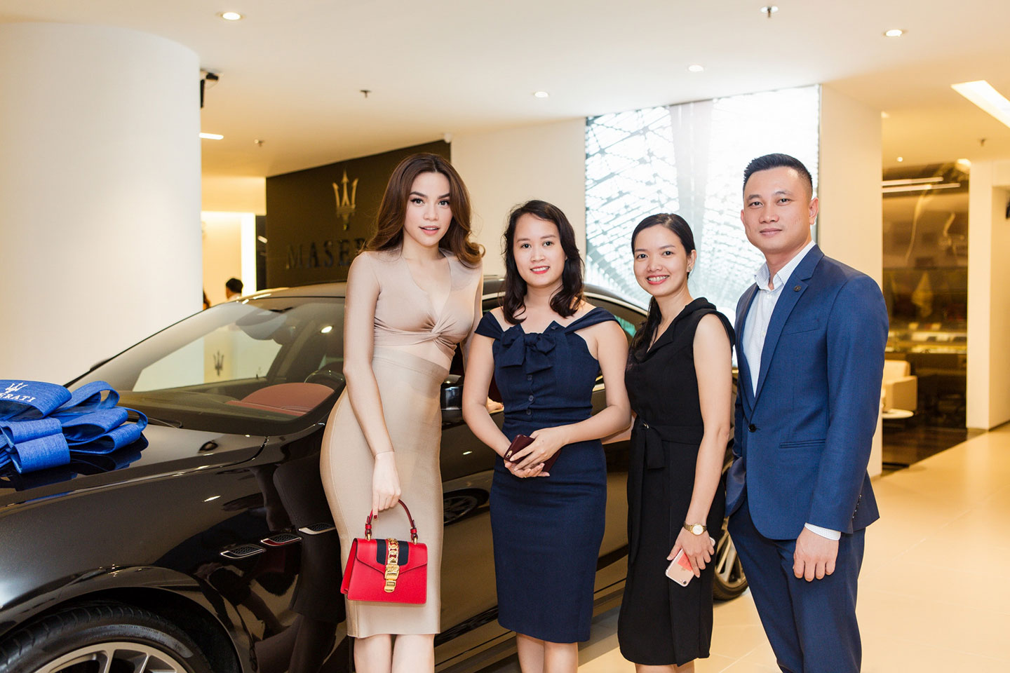 Ảnh Hồ Ngọc Hà bên 