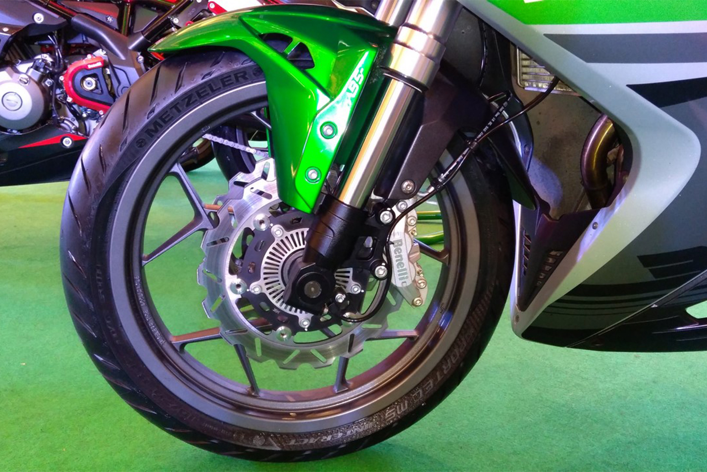 dsk-benelli-302r-front-wheel-side-view-indian-launch.jpg