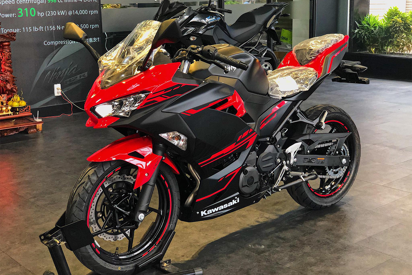 Kawasaki Ninja 250 2018 có giá 133 triệu đồng
